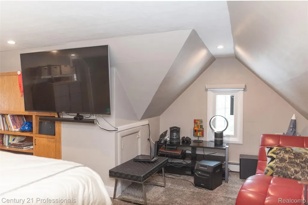 910 W Pine Tree Road W Lake Orion Village MI 48362