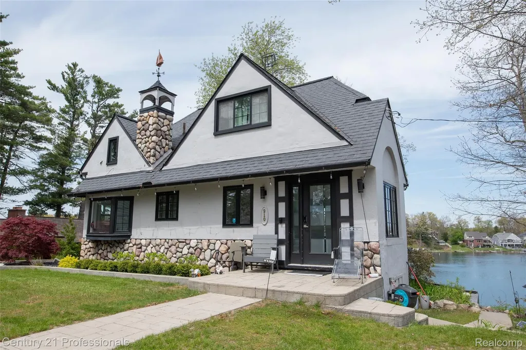 910 W Pine Tree Road W Lake Orion Village MI 48362