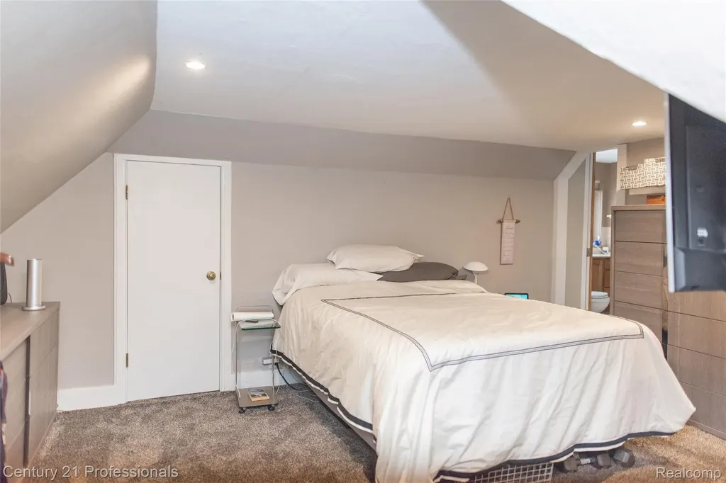 910 W Pine Tree Road W Lake Orion Village MI 48362