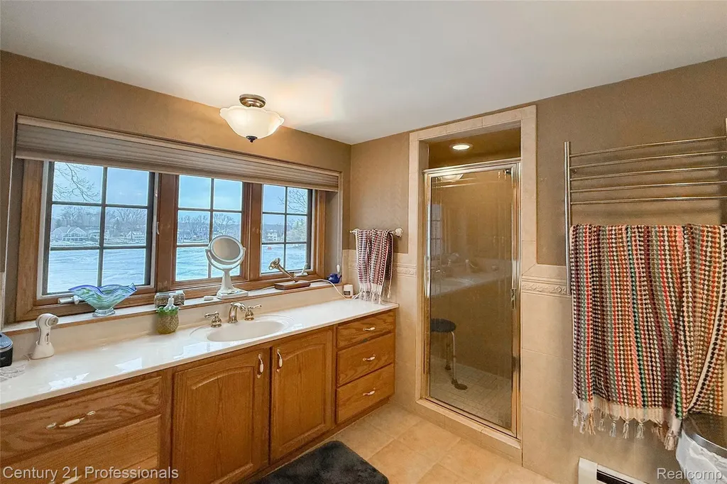 910 W Pine Tree Road W Lake Orion Village MI 48362
