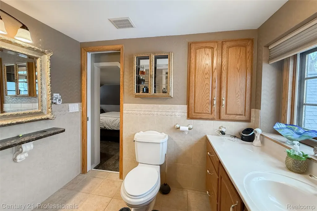 910 W Pine Tree Road W Lake Orion Village MI 48362