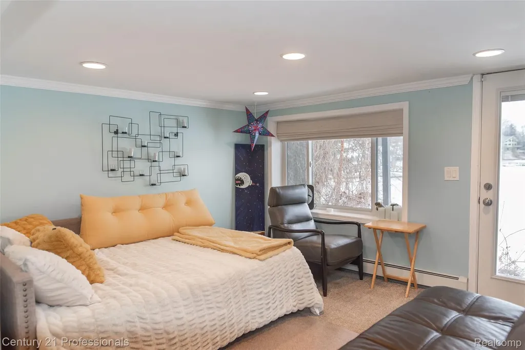 910 W Pine Tree Road W Lake Orion Village MI 48362