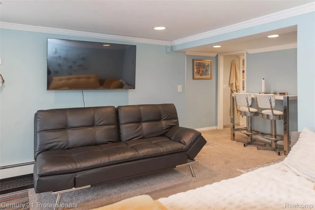 910 W Pine Tree Road W Lake Orion Village MI 48362