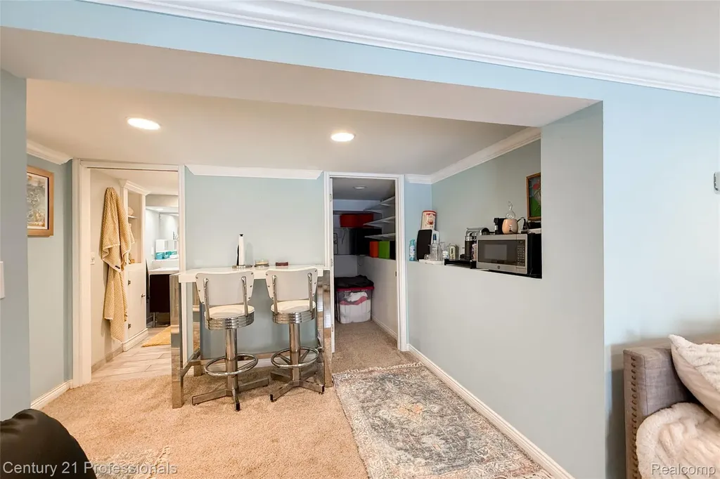 910 W Pine Tree Road W Lake Orion Village MI 48362
