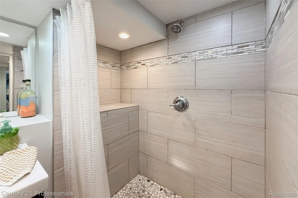 910 W Pine Tree Road W Lake Orion Village MI 48362