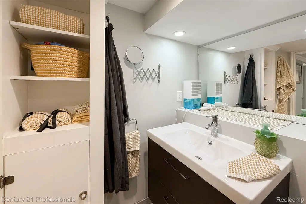 910 W Pine Tree Road W Lake Orion Village MI 48362