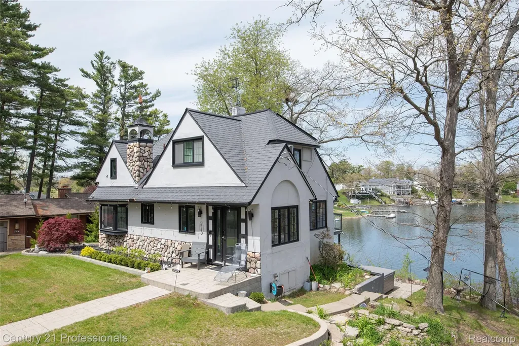 910 W Pine Tree Road W Lake Orion Village MI 48362