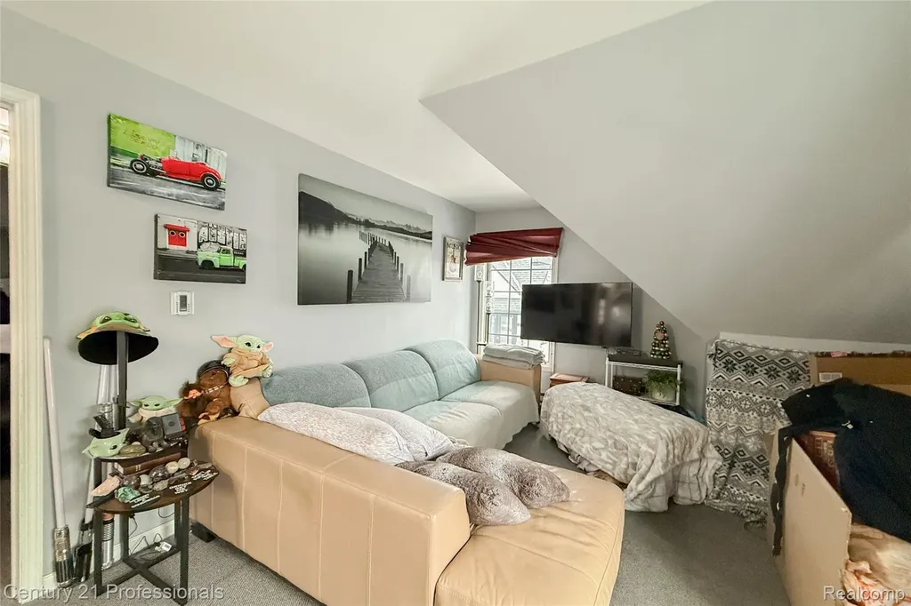 910 W Pine Tree Road W Lake Orion Village MI 48362