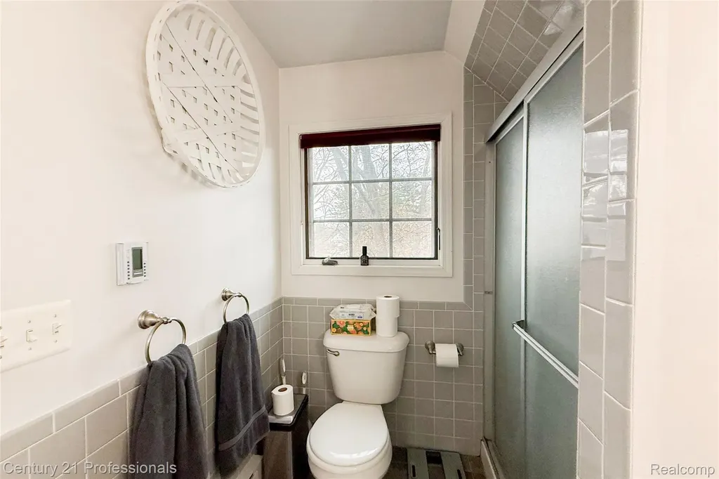 910 W Pine Tree Road W Lake Orion Village MI 48362