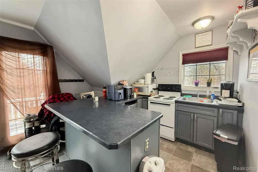 910 W Pine Tree Road W Lake Orion Village MI 48362