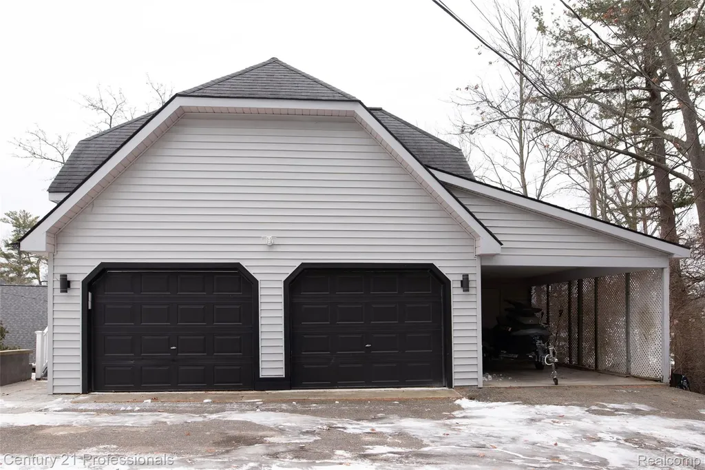 910 W Pine Tree Road W Lake Orion Village MI 48362