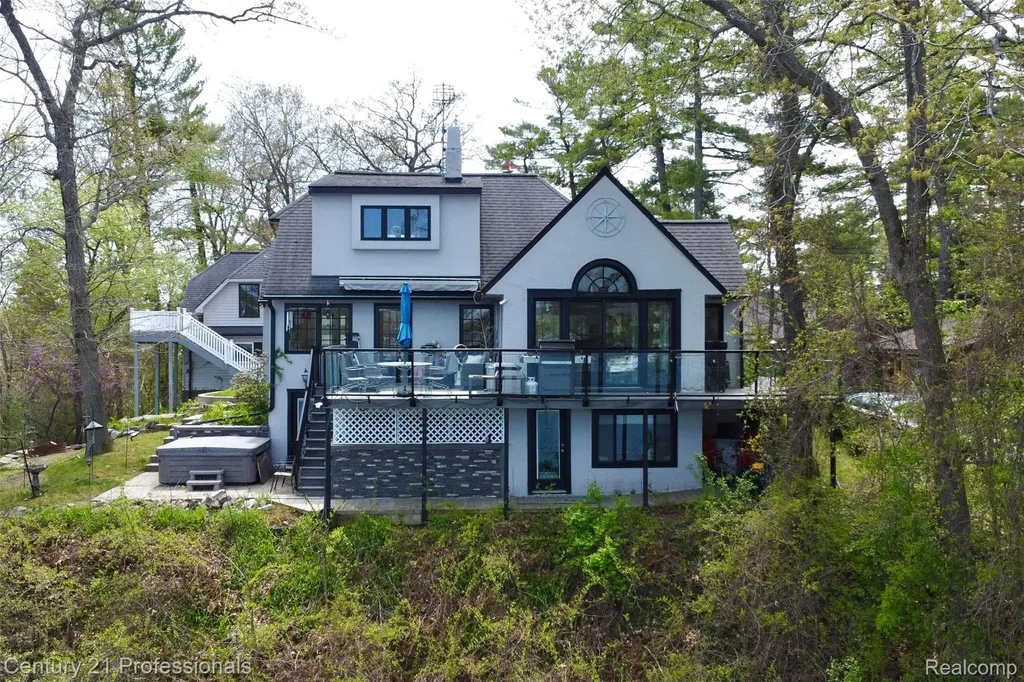 910 W Pine Tree Road W Lake Orion Village MI 48362