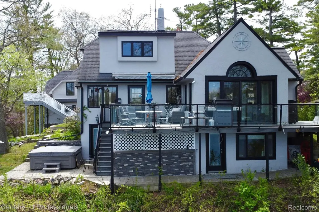 910 W Pine Tree Road W Lake Orion Village MI 48362