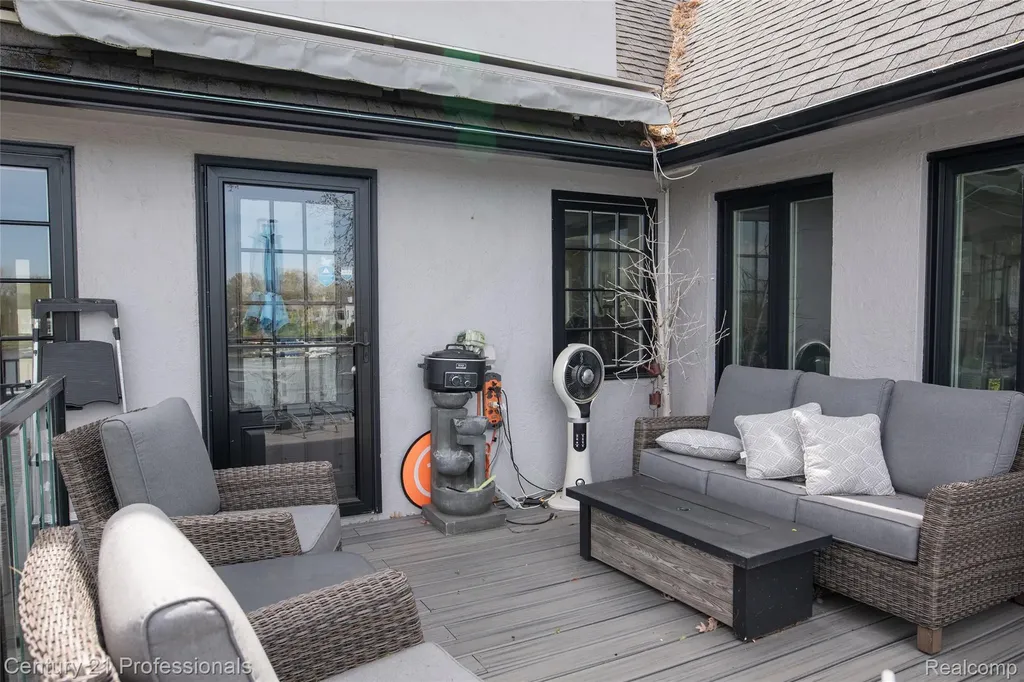 910 W Pine Tree Road W Lake Orion Village MI 48362