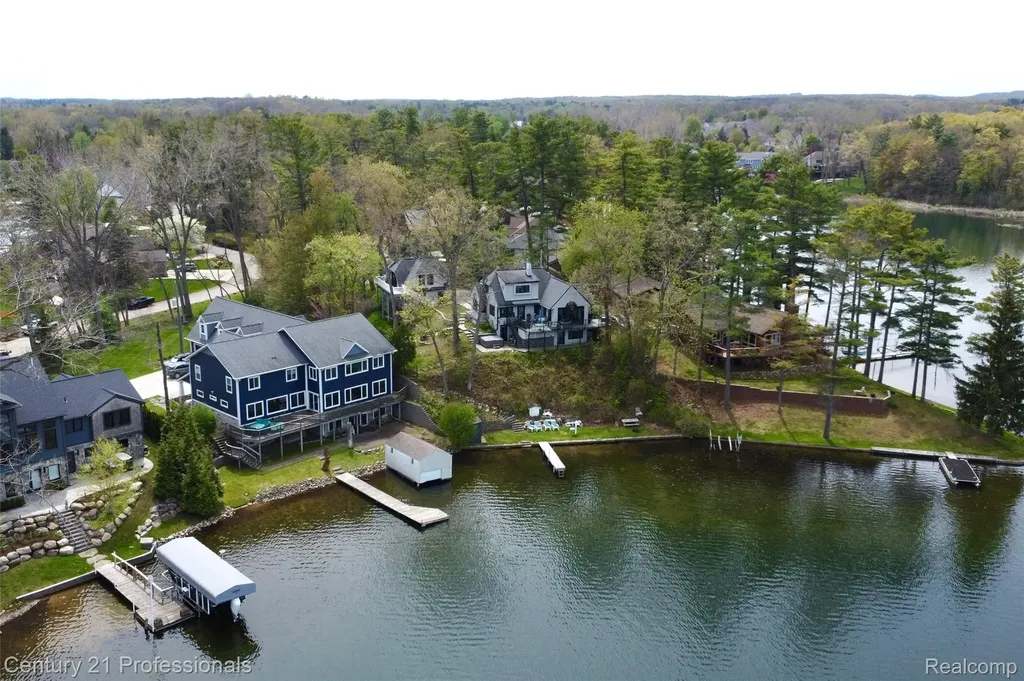 910 W Pine Tree Road W Lake Orion Village MI 48362