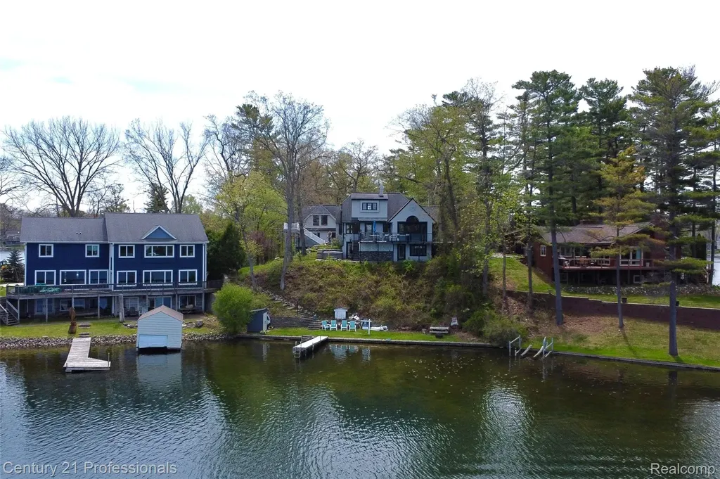910 W Pine Tree Road W Lake Orion Village MI 48362