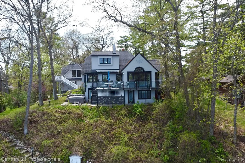 910 W Pine Tree Road W Lake Orion Village MI 48362