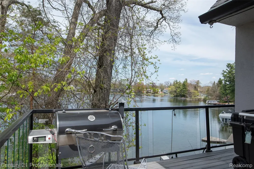 910 W Pine Tree Road W Lake Orion Village MI 48362