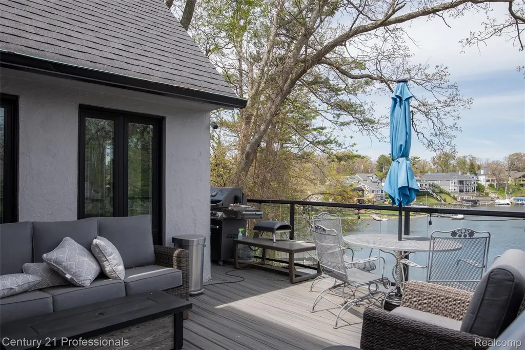 910 W Pine Tree Road W Lake Orion Village MI 48362