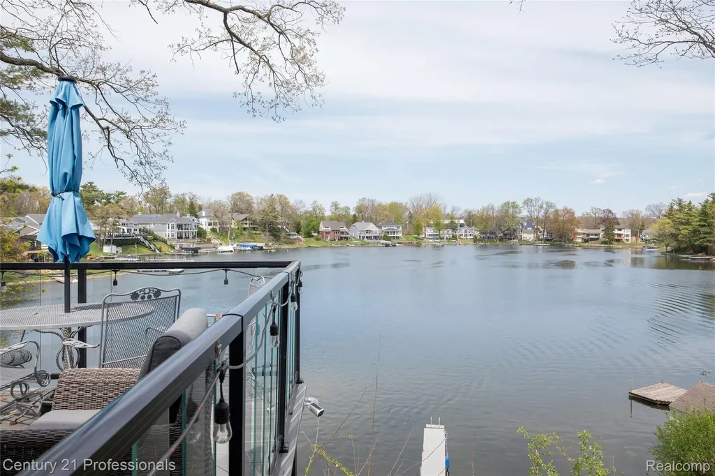 910 W Pine Tree Road W Lake Orion Village MI 48362