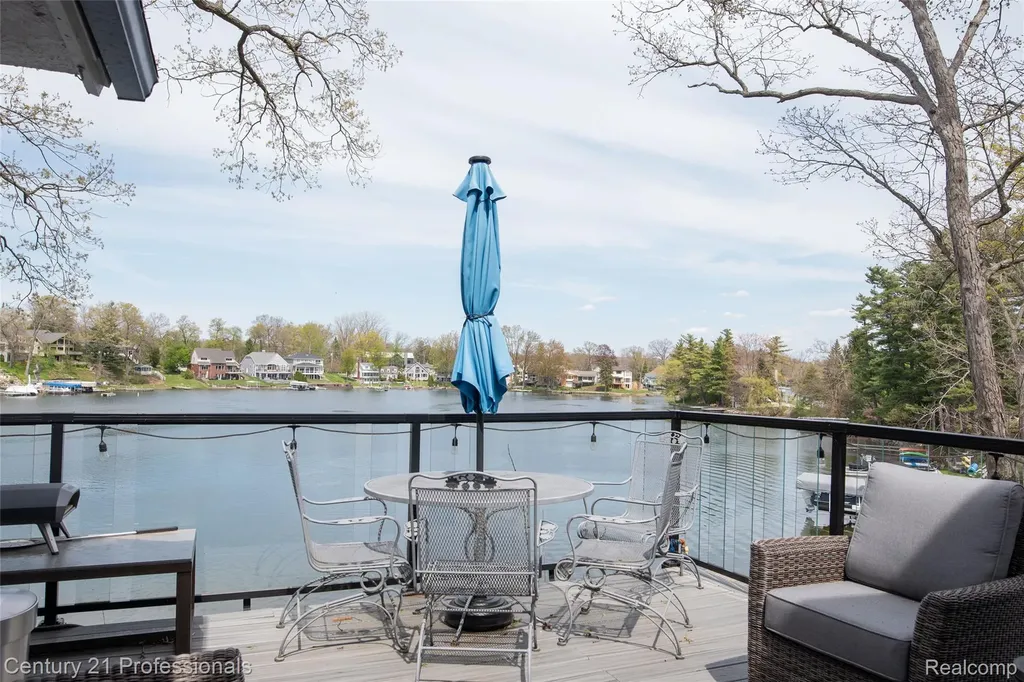 910 W Pine Tree Road W Lake Orion Village MI 48362