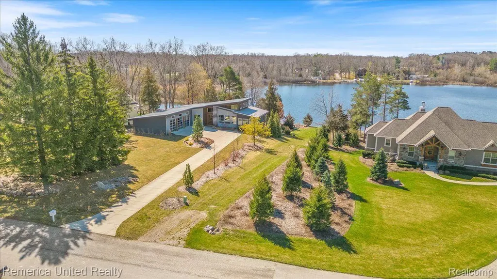 10468 Oak Shore Drive Green Oak Township MI 48178