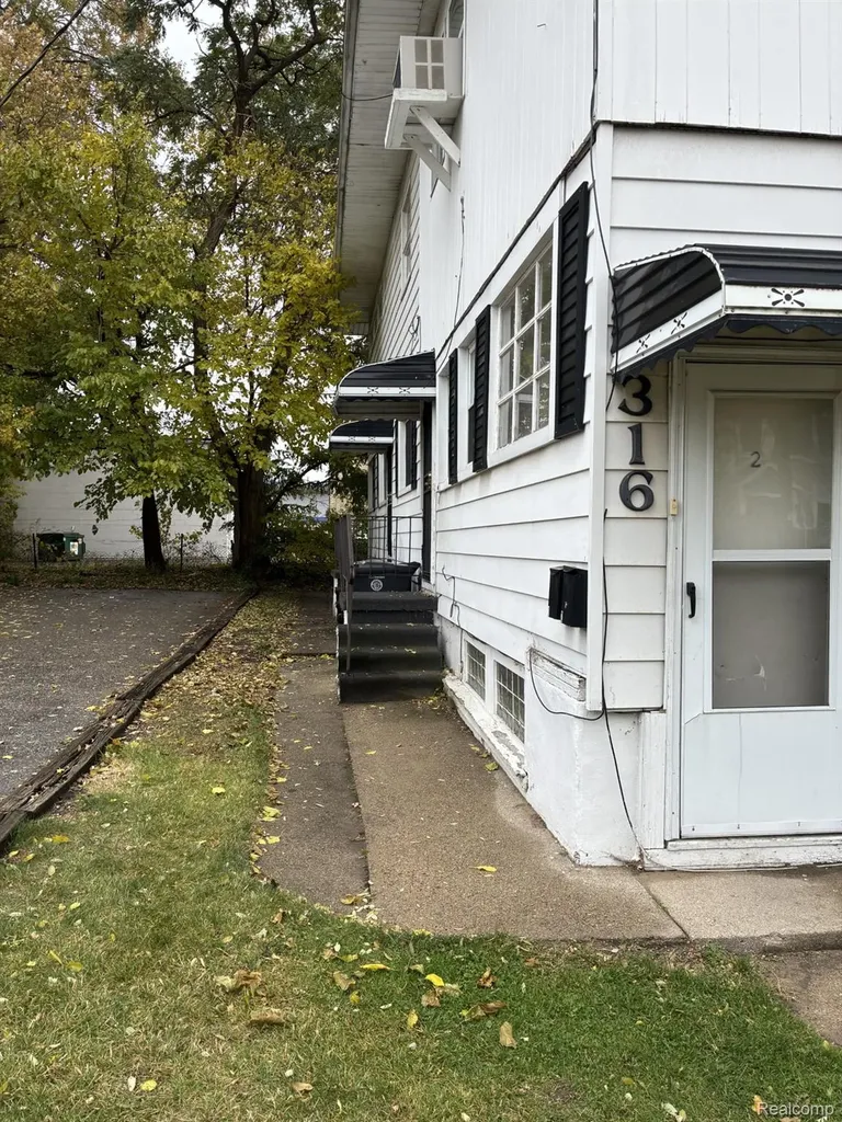 314 E 4th Street Flint City MI 48502