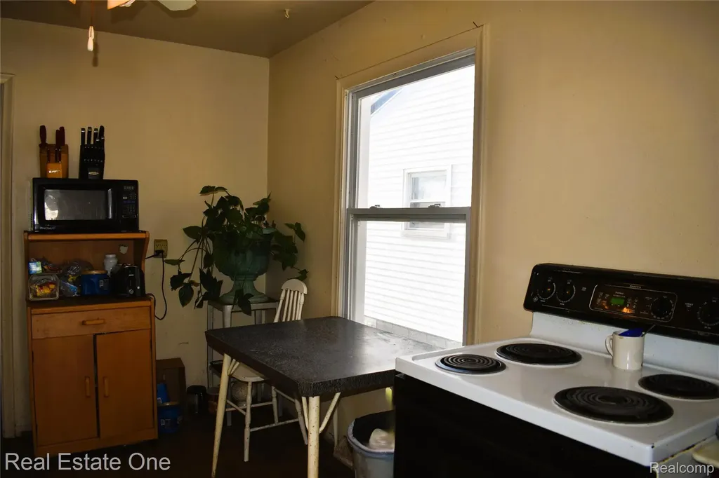 11327 Sherman Avenue Warren City MI 48089