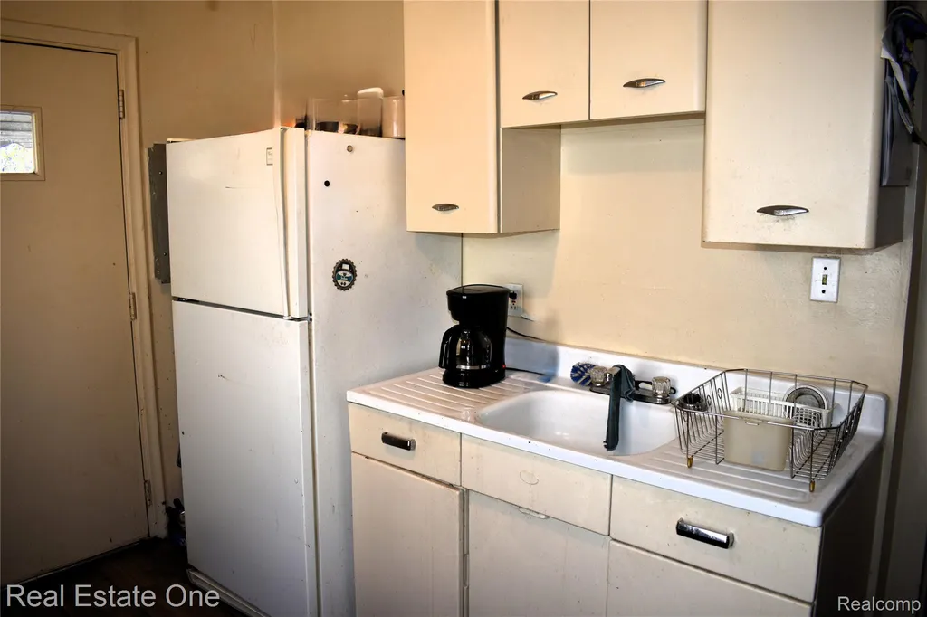 11327 Sherman Avenue Warren City MI 48089