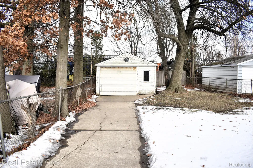 11327 Sherman Avenue Warren City MI 48089