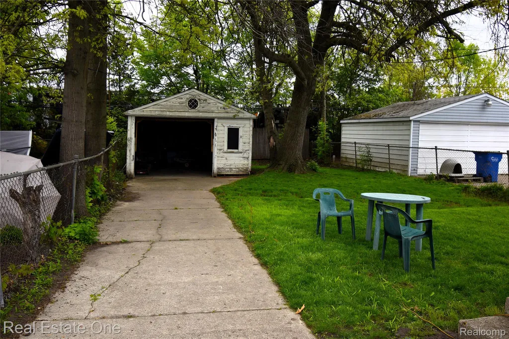 11327 Sherman Avenue Warren City MI 48089