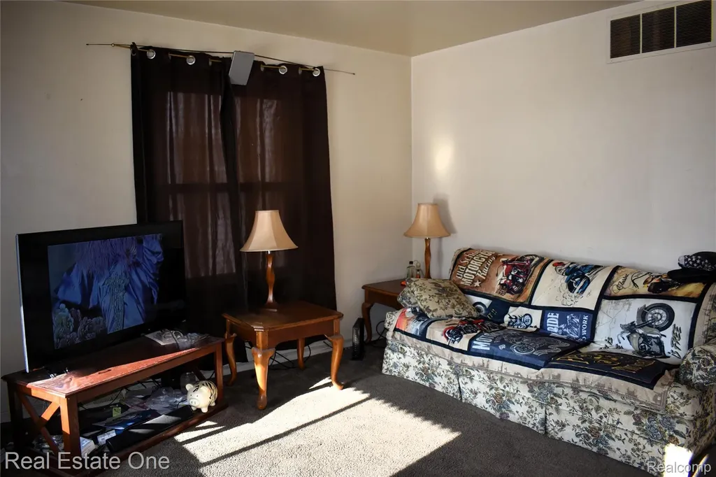 11327 Sherman Avenue Warren City MI 48089