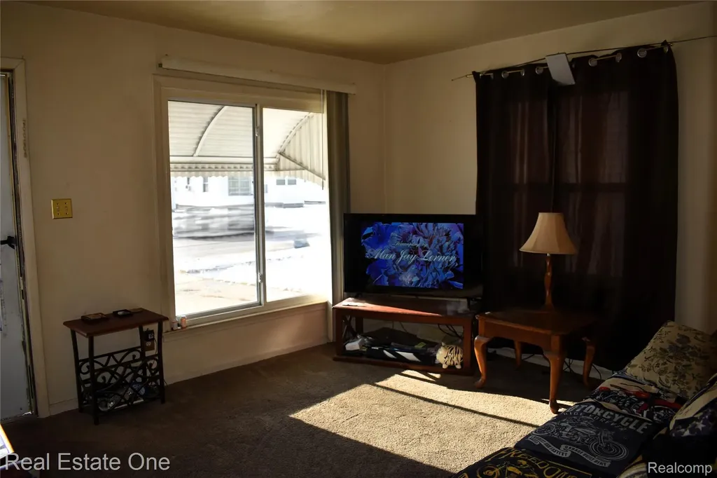 11327 Sherman Avenue Warren City MI 48089