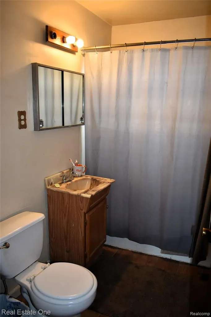 11327 Sherman Avenue Warren City MI 48089