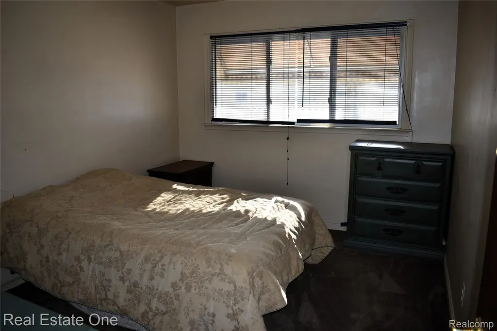 11327 Sherman Avenue Warren City MI 48089