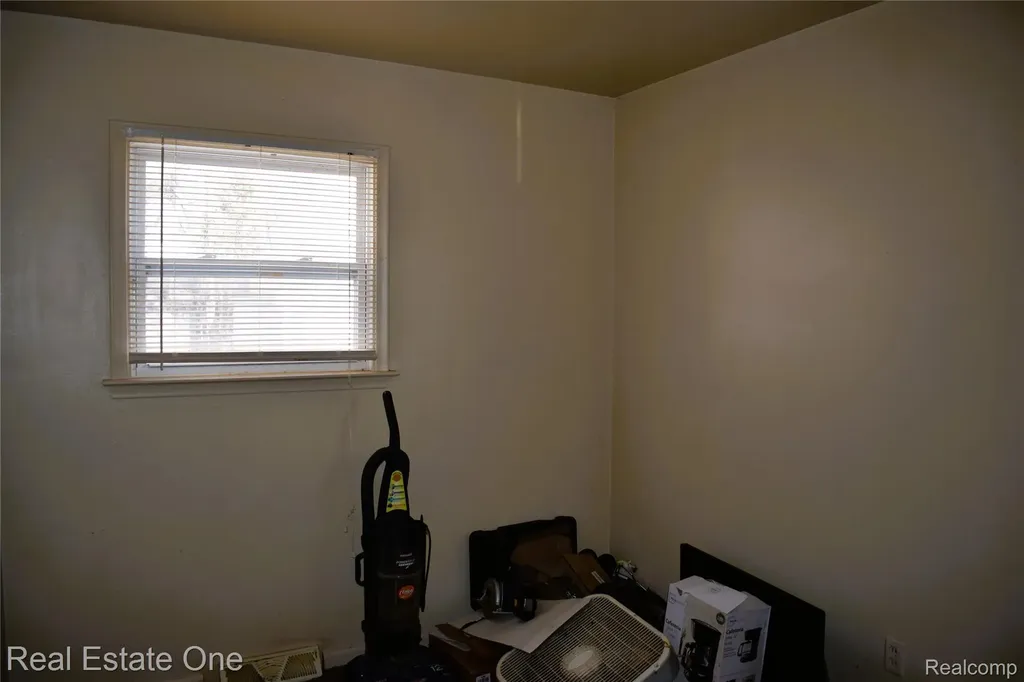 11327 Sherman Avenue Warren City MI 48089