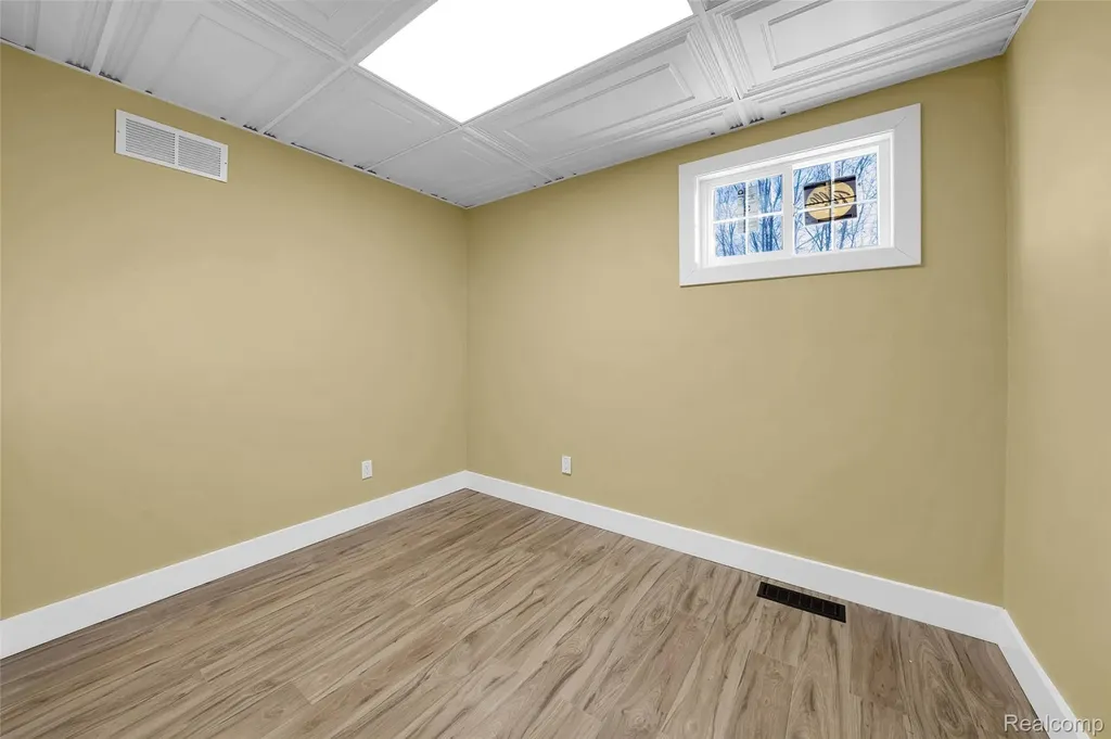 1095 W Huron Street Waterford Charter Township MI 48328