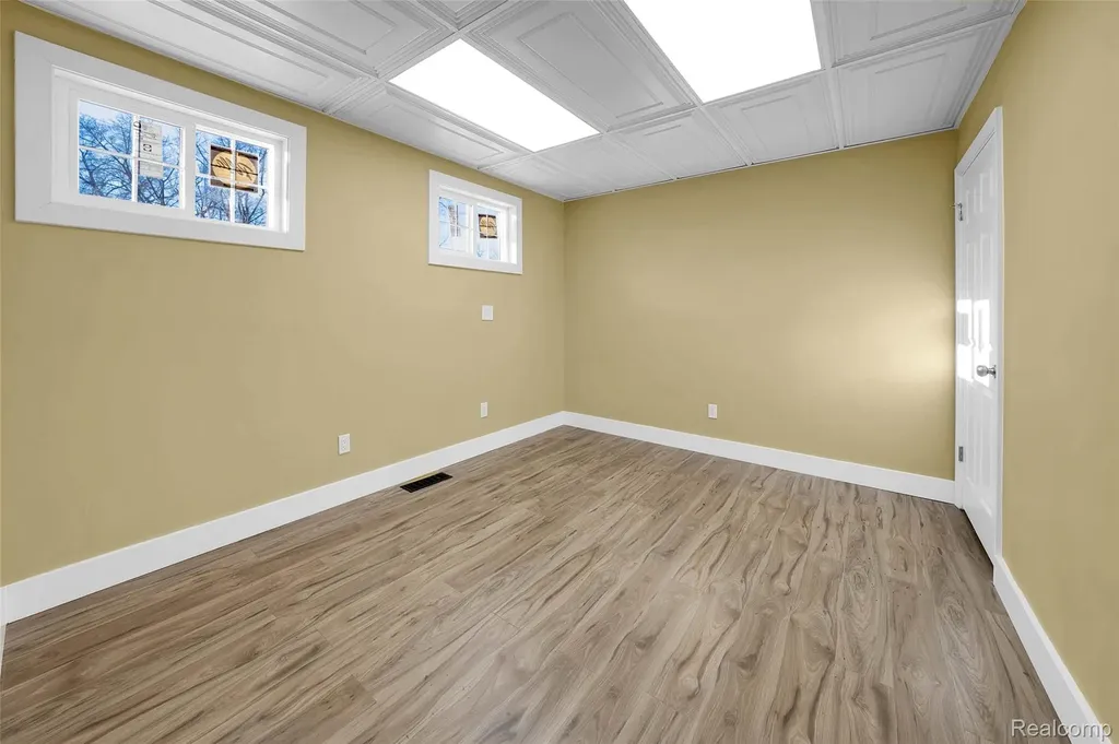1095 W Huron Street Waterford Charter Township MI 48328