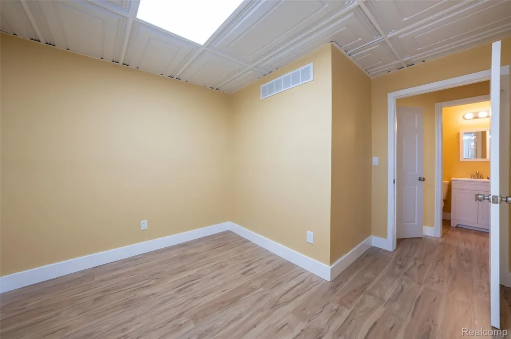 1095 W Huron Street Waterford Charter Township MI 48328