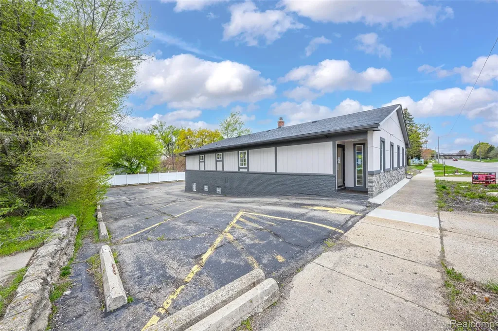1095 W Huron Street Waterford Charter Township MI 48328
