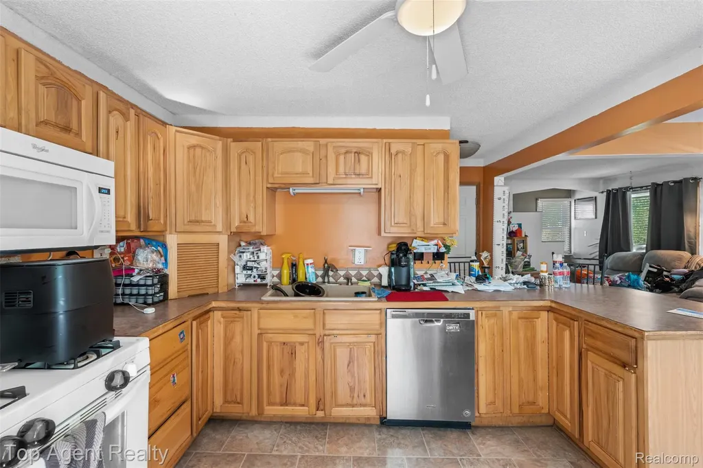 25673 Ford Street Roseville City MI 48066