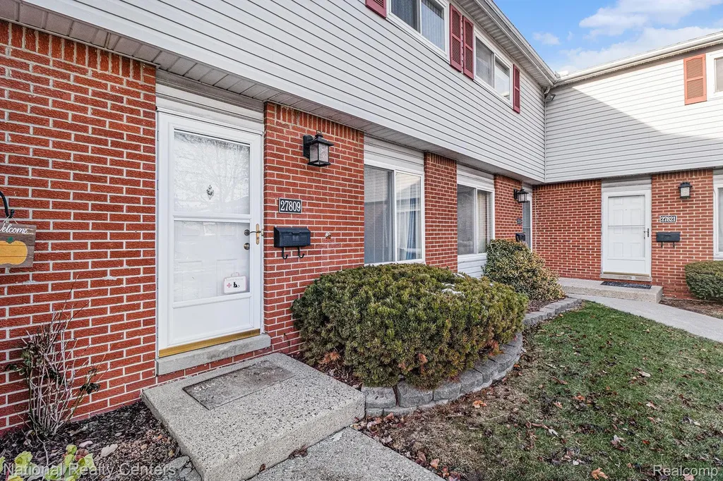 27809 Eastwick Square Roseville City MI 48066