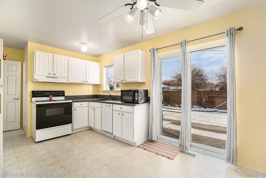 27809 Eastwick Square Roseville City MI 48066