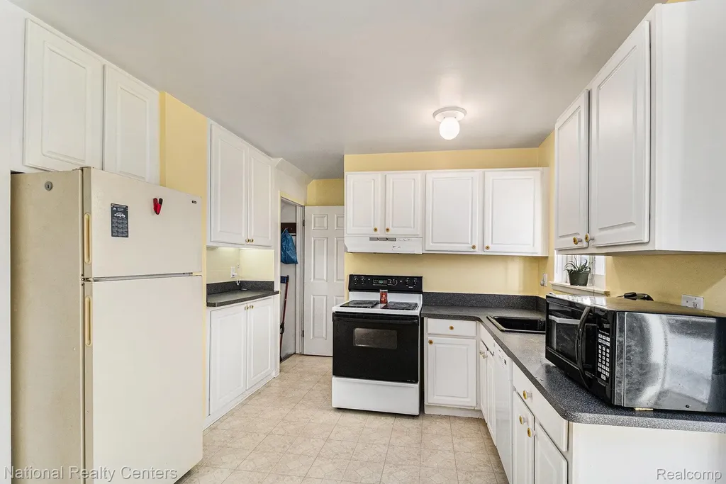27809 Eastwick Square Roseville City MI 48066