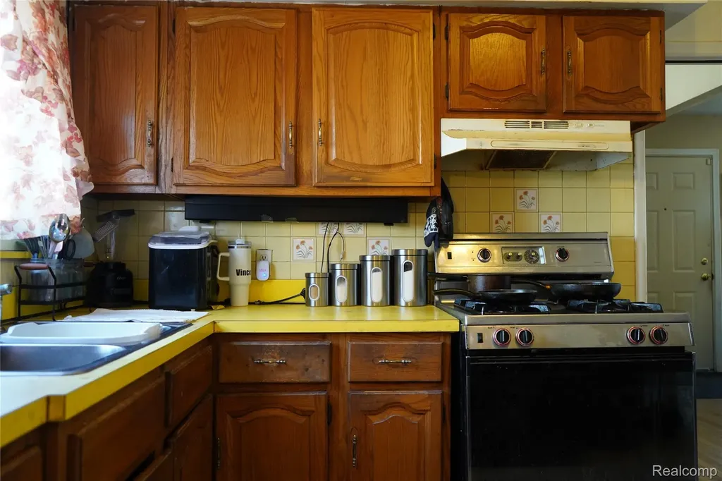 20115 Santa Barbara Drive Detroit City MI 48221