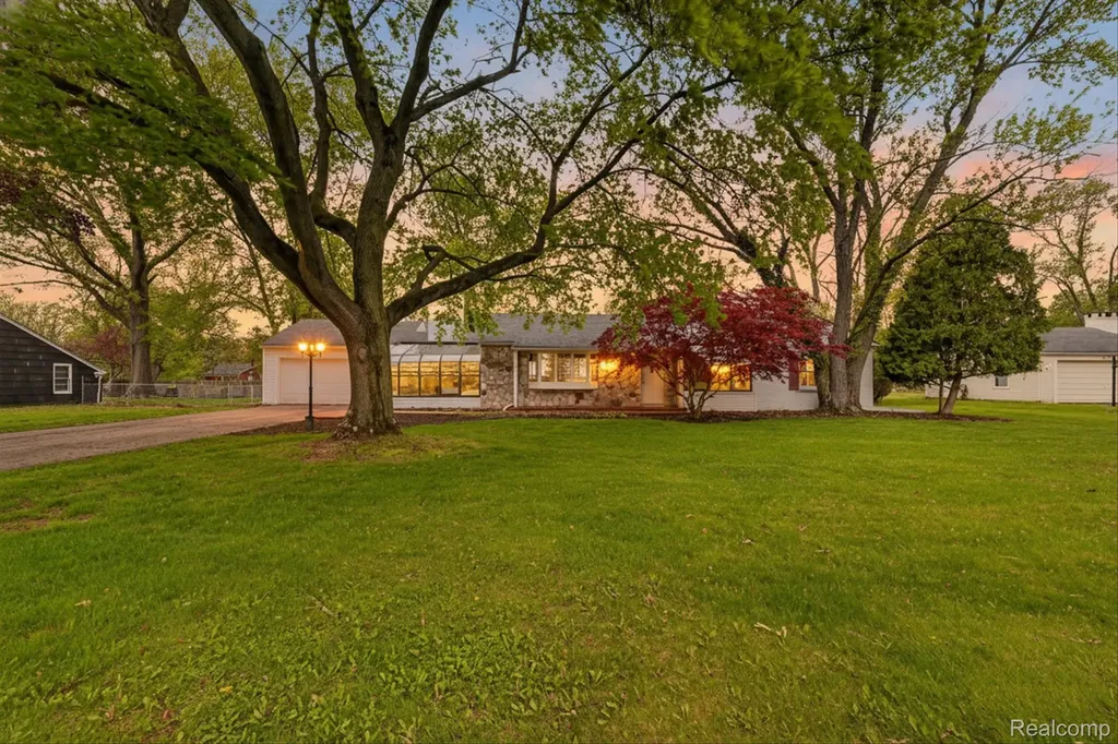 6576 Inkster Road West Bloomfield Charter Township MI 48322