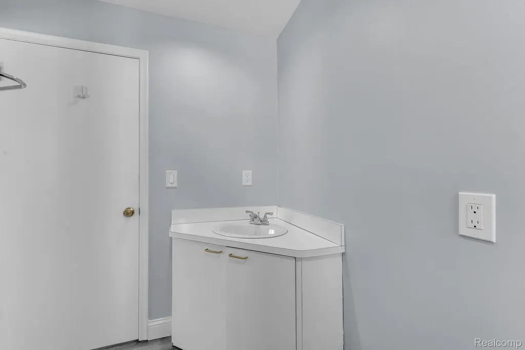 6576 Inkster Road West Bloomfield Charter Township MI 48322