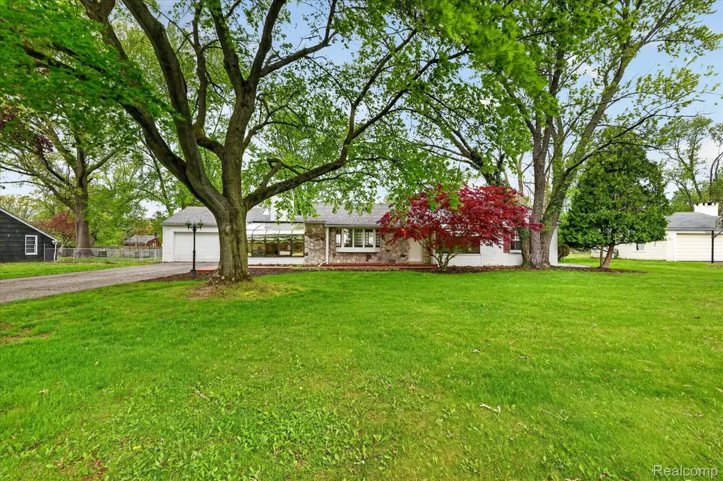 6576 Inkster Road West Bloomfield Charter Township MI 48322