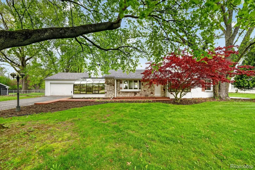 6576 Inkster Road West Bloomfield Charter Township MI 48322