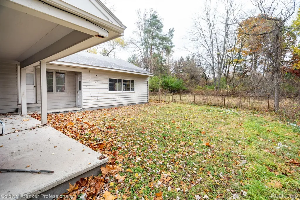 22806 Carleton Avenue Southfield City MI 48033